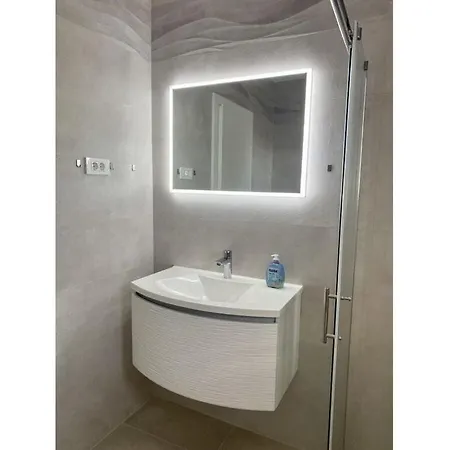 Blizina Mora Ii Modern Retreat Vir