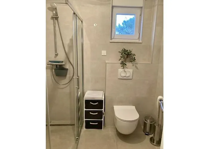 Blizina Mora Ii Modern Retreat