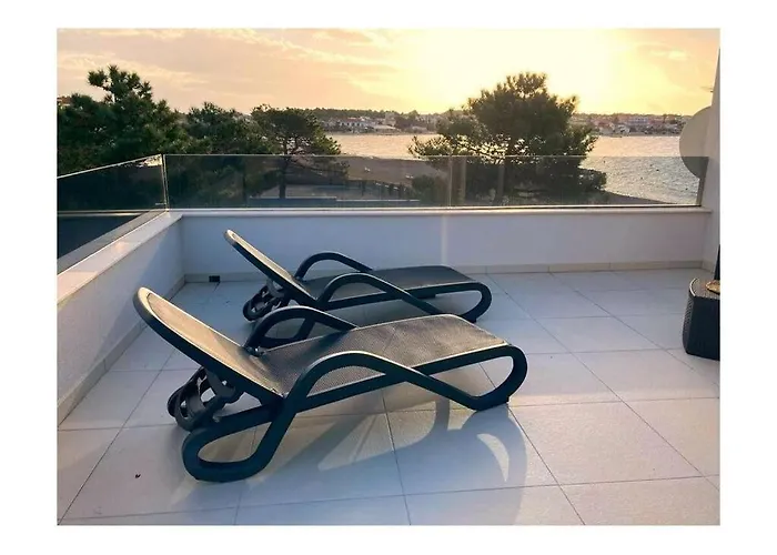 Blizina Mora Ii Modern Retreat *